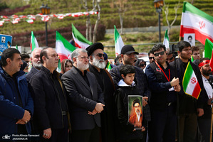 اجتماع مردمی بزرگداشت روز جمهوری اسلامی همراه با اهتزار بزرگترین پرچم مقدس در گذر فرهنگ