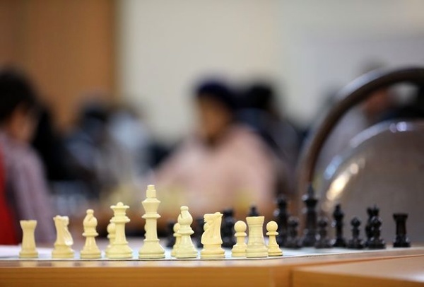کم بینای قزوینی بر سکوی قهرمانی مسابقات شطرنج کشور ایستاد