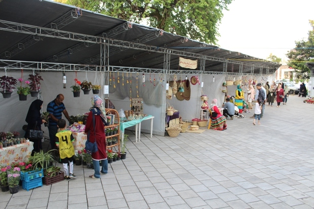 نمایشگاه صنایع دستی و سوغات در شهر ساحلی بندرانزلی برپا شد