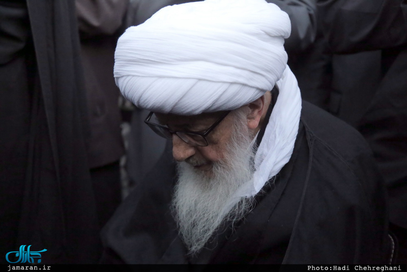 پیاده روی آیت الله العظمی وحید خراسانی به سمت حرم حضرت معصومه(س)