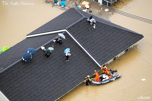 مردم ژاپن به پشت بام‌ها پناه بردند + عکس