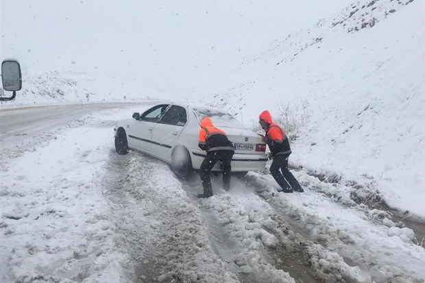 200 خودرو گرفتار در برف خمین امداد رسانی شدند