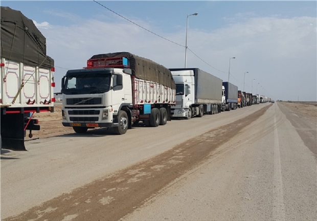 75 کامیون از کمک های مردمی تهران به مناطق سیلزده ارسال شد