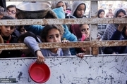 گاردین: اسرائیل در یک قدمی جنایت جنگی با گرسنگی دادن به مردم در غزه است/ محروم کردن مردم غزه از غذا جنایت است