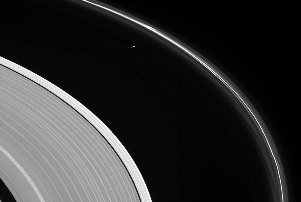 تصویر جدید ناسا از قمر پرومتیوس + توضیح