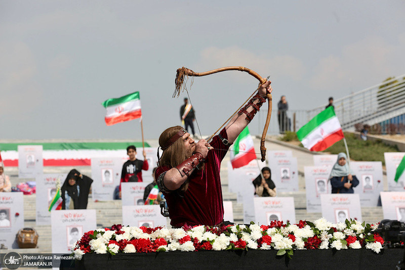 اجتماع مردمی بزرگداشت روز جمهوری اسلامی همراه با اهتزار بزرگترین پرچم مقدس در گذر فرهنگ