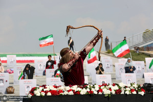 اجتماع مردمی بزرگداشت روز جمهوری اسلامی همراه با اهتزار بزرگترین پرچم مقدس در گذر فرهنگ