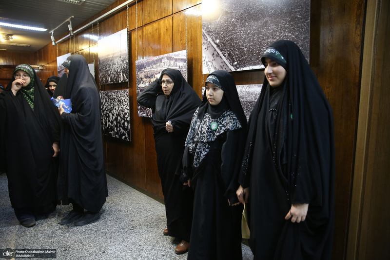 بازدید جمعی از دانش آموزان مدرسه انقلاب کرج از بیت امام خمینی در جماران