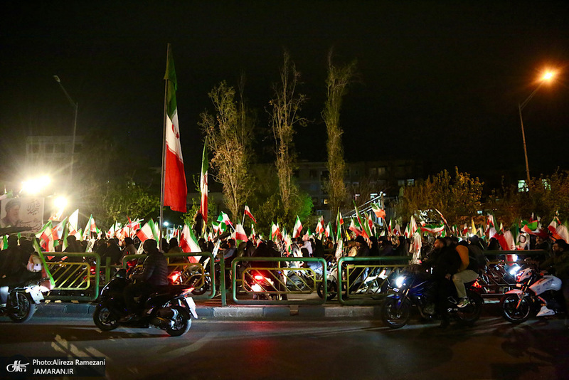 حركت دسته مردمى پرچمداران ايران به مناسبت روز جمهوری اسلامی ایران
