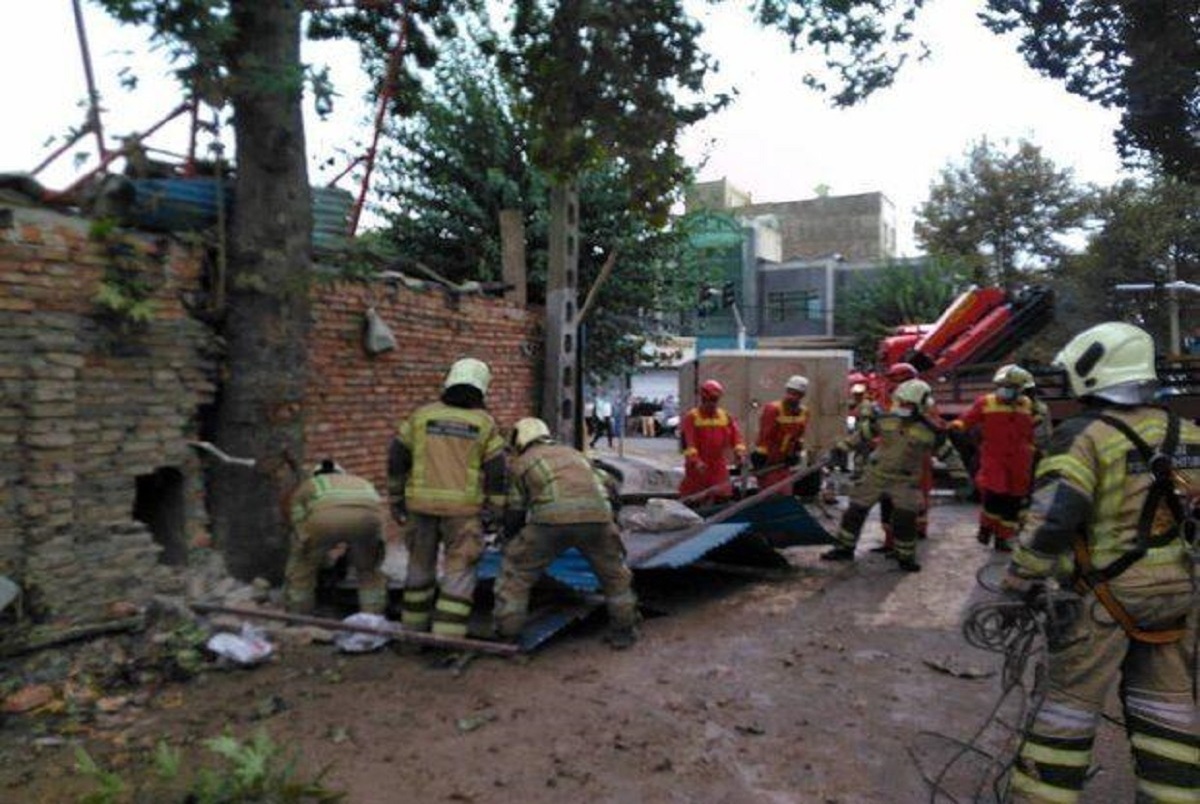  آغاز عملیات نجات پس از ریزش ساختمانی در خیابان ابوذر تهران/ چند نفر حبس شدند