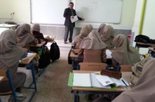 تعداد معلمان مرد شاغل در مدارس دخترانه کردستان زیاد نیست