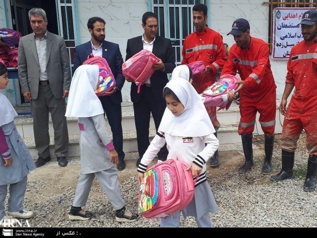 آتش نشانی مشهد دو هزار بسته آموزشی در آق قلا توزیع کرد