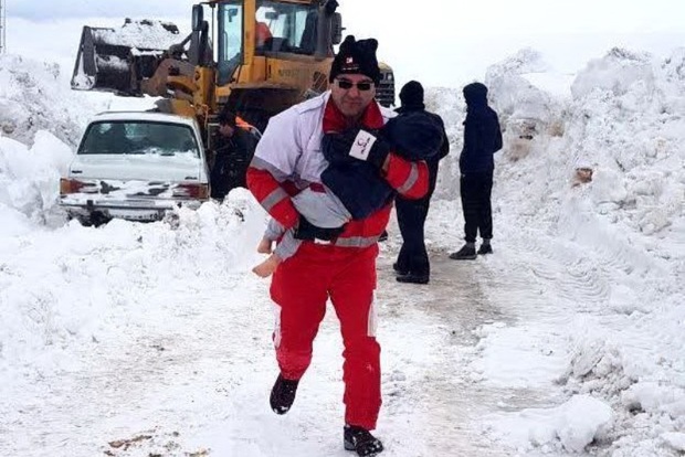 خانواده مرندی با کمک هلال احمر از محاصره برف نجات یافت