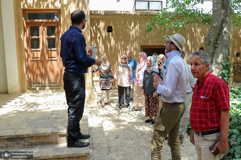 بازدید گردشگران فرانسوی از  بیت تاریخی حضرت امام در خمین