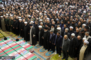 اقامه نماز رهبر معظم انقلاب بر پیکر رئیس جمهوری و یارانش