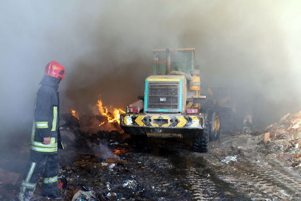 کارخانه بازیافت ضایعات کارتن در حومه مشهد آتش گرفت