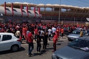 تجمع هواداران پرسپولیس مقابل ورزشگاه فولاد آره نا /عکس