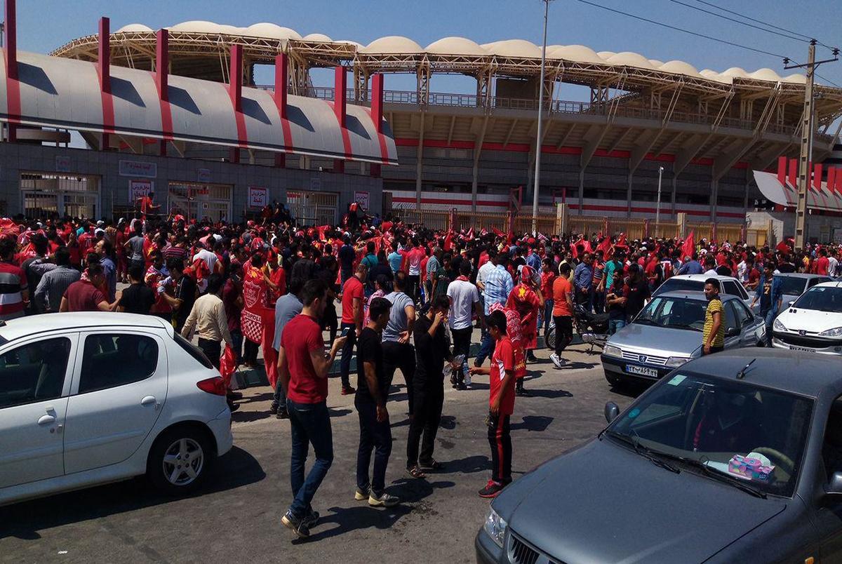 تجمع هواداران پرسپولیس مقابل ورزشگاه فولاد آره نا /عکس