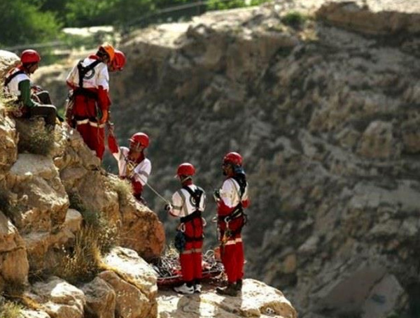 نجات 2 کوهنورد مفقود شده در کوه‌های بیدخون عسلویه