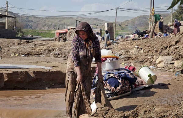 بی‌توجهی به مطالبات سیل‌زدگان خوزستان  روند کند بازسازی منازل تخریبی و اسکان مردم در کانکس با 50 درجه گرما