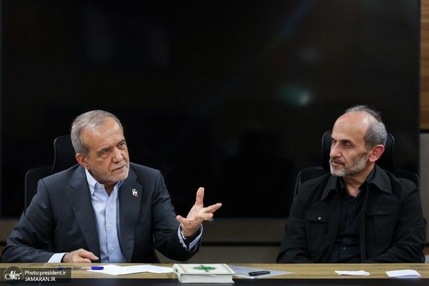 پزشکیان: هیچ تصمیمی خارج از چارچوب شورای عالی امنیت ملی و بدون اذن رهبری اتخاذ نخواهد شد/ هر تحلیل یا موضعی که منجر به تفرقه شود، ریختن آب به آسیاب دشمن است/ رهبر شهید مخالف مذاکره عزتمندانه، مبتنی بر اقتدار و در چارچوب منافع ملی نبودند