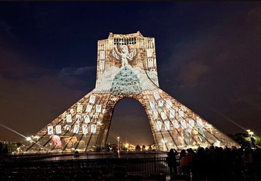 تصویر دختران مظلوم میناب روی برج آزادی همزمان با روز دختر
