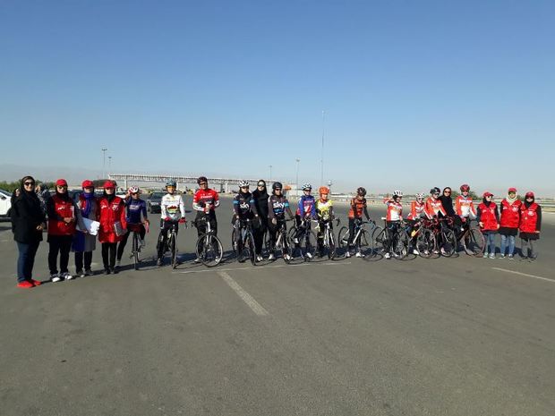 رقابت های دوچرخه سواری استقامت بانوان در مشهد برگزار شد