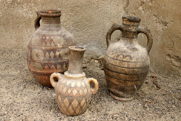 ۱۲ قطعه ظروف سفالی و یک جلد تورات با قدمت عصر تیموریان در زنجان کشف شد