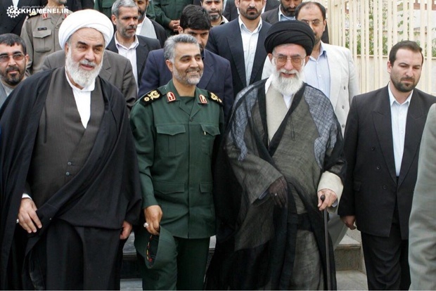 سردار سلیمانی نشان ذوالفقار را از رهبر معظم انقلاب دریافت کرد
