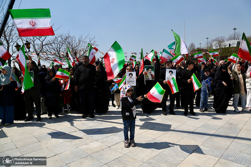اجتماع مردمی بزرگداشت روز جمهوری اسلامی همراه با اهتزار بزرگترین پرچم مقدس در گذر فرهنگ