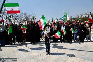 اجتماع مردمی بزرگداشت روز جمهوری اسلامی همراه با اهتزار بزرگترین پرچم مقدس در گذر فرهنگ