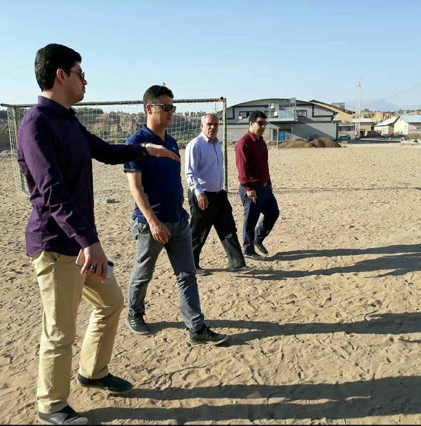 آغاز بذرپاشی چمن فوتبال ورزشگاه سرمالیان پلدختر پس از سیل