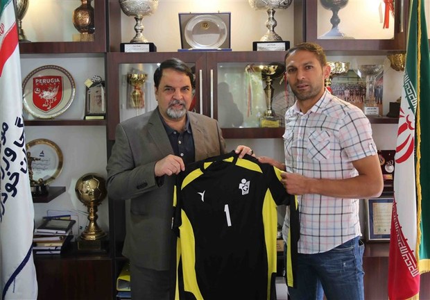 رحمان احمدی قراردادش با پیکان را تمدید کرد
