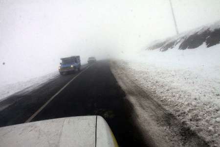 مه غلیظ دید رانندگان را در برخی از جاده های استان زنجان کاهش داده است