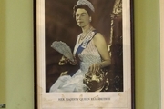 عکس ملکه انگلیس در دانشگاه آکسفورد پایین کشیده می شود