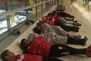 ماجرای خوابیدن تیم ملی پرورش اندام در کف فرودگاه اسپانیا چه بود؟ عکس
