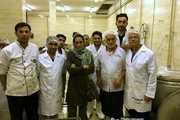عکس/ حضور هدیه تهرانی در جمع خادمان موکب علی بن موسی الرضا(ع) جهت پخت غذا برای سیل زدگان 