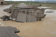 پل ارتباطی روستای سرخه ده ساوه در بارش های دیشب تخریب شد