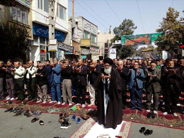 عزاداران حسینی در ورامین نماز ظهر عاشورا را اقامه کردند
