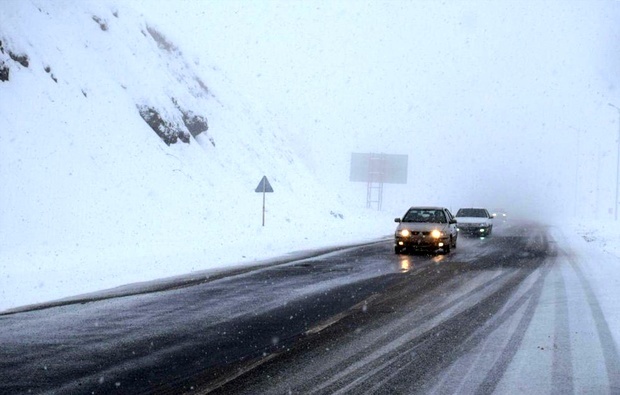 بارش برف و کولاک دید افقی در برخی جاده های استان کردستان را به 100 متر کاهش داد