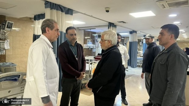 بازدید معاون اول رئیس‌جمهور از اورژانس بیمارستان سینا و عیادت از مجروحان و بیماران + عکس