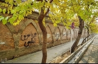 شعارنویسی روی دیوار سفارت انگلیس در تهران (1)