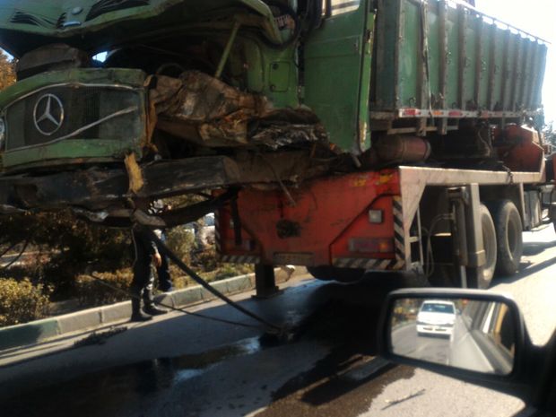 سانحه رانندگی به بخشی از  خیابان شهدای صفه اصفهان خسارت وارد کرد