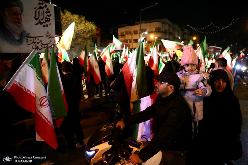 حركت دسته مردمى پرچمداران ايران به مناسبت روز جمهوری اسلامی ایران