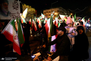 حركت دسته مردمى پرچمداران ايران به مناسبت روز جمهوری اسلامی ایران