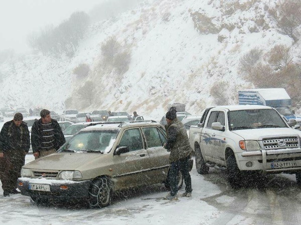 امدادرسانی هلال‌احمر بانه به ۷۰۰ مسافر گرفتار در برف و کولاک