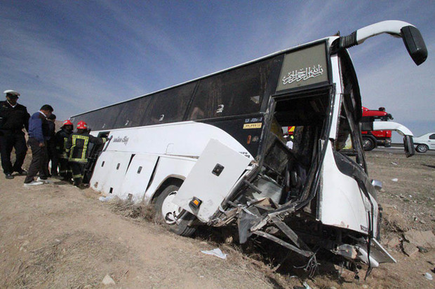 واژگونی اتوبوس در زنجان یک کشته و 31 مصدوم برجای گذاشت