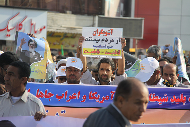 مردم قشم با برگزاری راهپیمایی، نا آرامی های اخیر را محکوم کردند