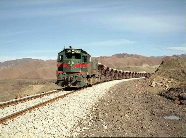 قطار مسافربری زاهدان- تهران به دلیل ریزش کوه در رودماهی متوقف شد