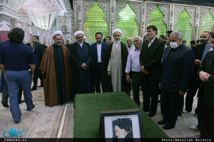 ادای احترام مسوولان سازمان اوقاف و امورخیریه به امام راحل